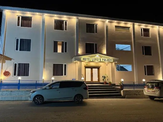 Hotel room stay in Badrinath during Chardham yatra